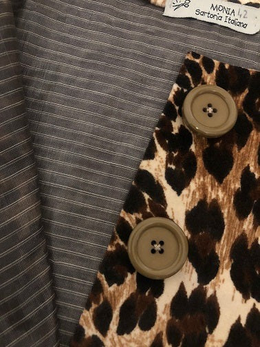 Coordinato animalier dettaglio fodera e bottoni